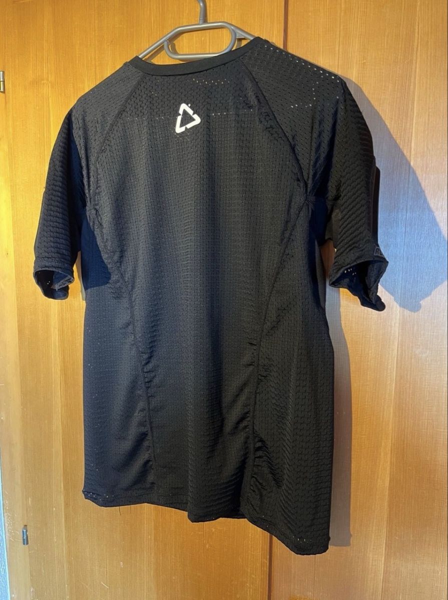 Leatt Schutz & Schoner: Leatt Protektorenshirt RootsTee Gr. Large – Gebraucht aus Basel von Schreinerfelix 1