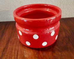 Rote Keramikschale mit weissen Punkten.