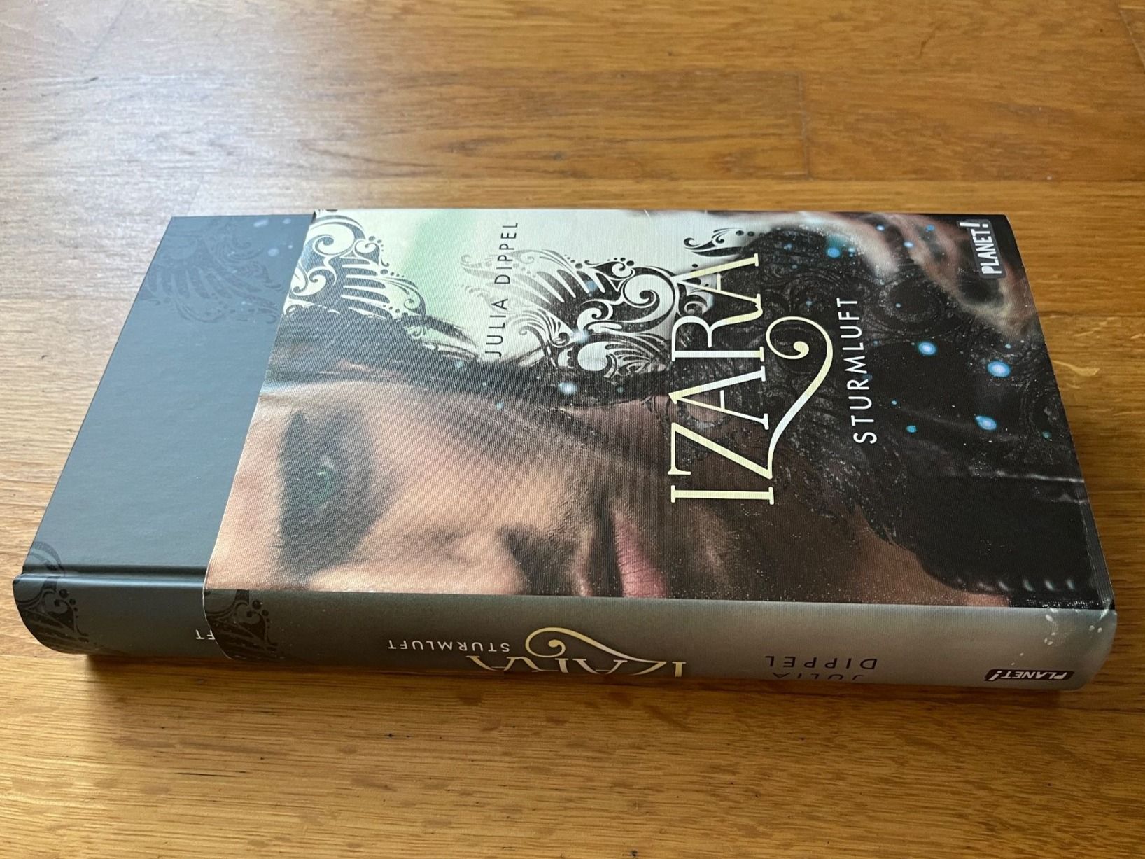 Libri: Buch gebunden "IZARA - Sturmflut", Julia Dippel – Usato da Grosswangen venduto da Vita500 2