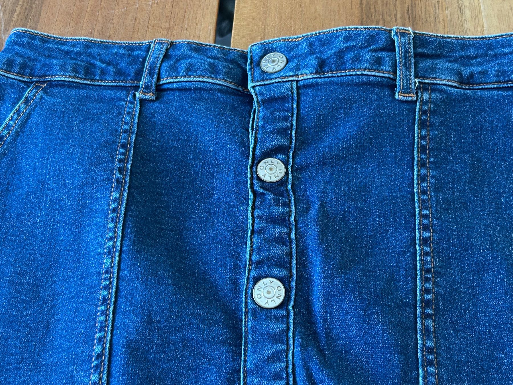 Only Gonne: ONLY Jeansrock mit Knöpfen, Grösse 38 – Usato da Schötz venduto da chousan 1
