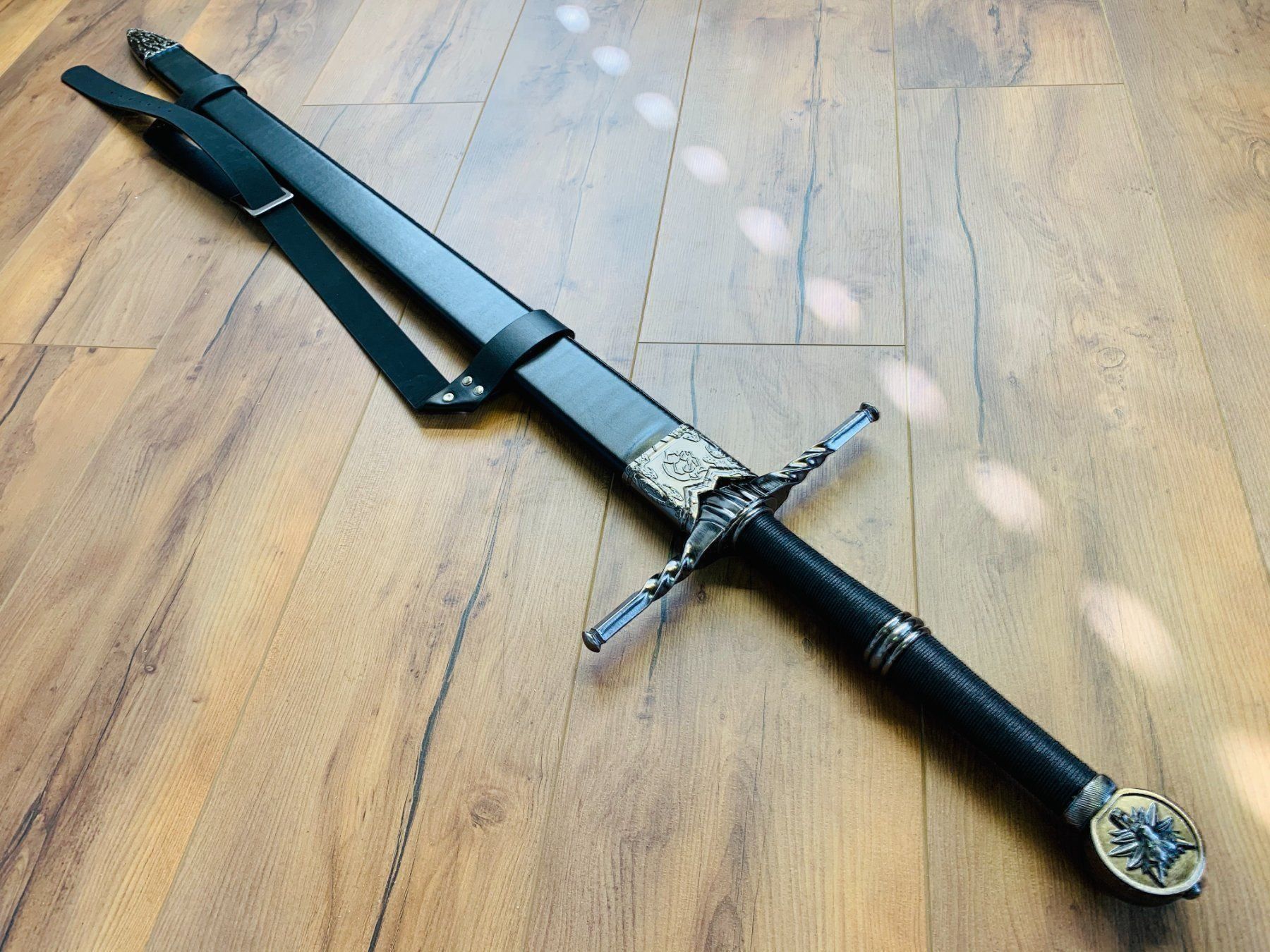 Altre raccolte & rarità: The Witcher Hunt SCHWERT Stahl 130cm – Nuovo e nell'imballaggio originale da Bergdietikon venduto da shopAgent 1