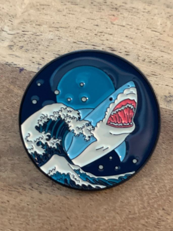 Spille & Fermagli: Pin Welle Hai – Nuovo e nell'imballaggio originale da Geneve venduto da vane267