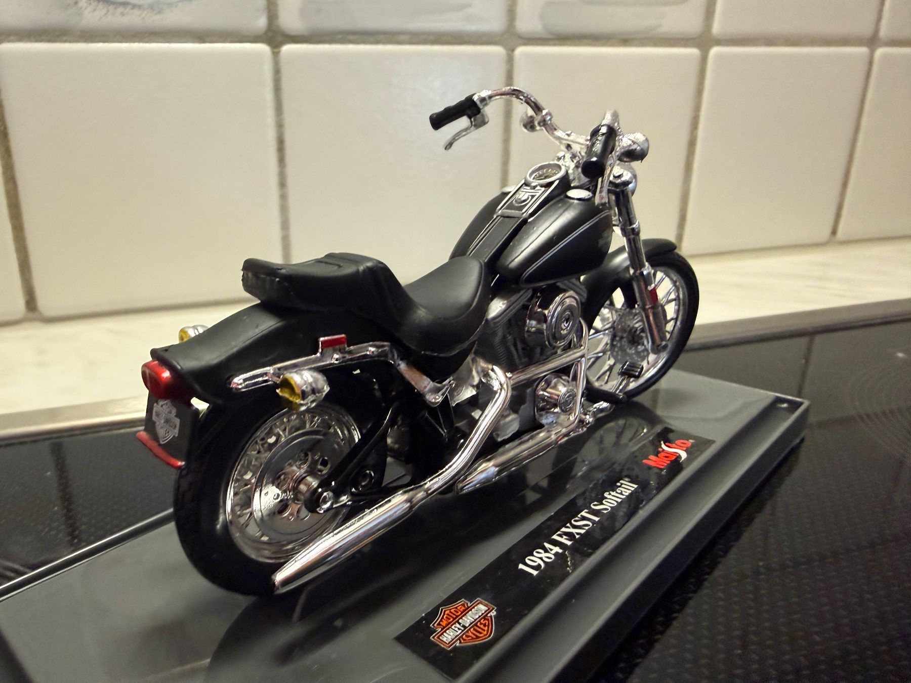 Maisto Modellini d'auto: Harley Davidson 1984 FXST Softail 1/18 – Nuovo e nell'imballaggio originale da Messen venduto da Versber 3