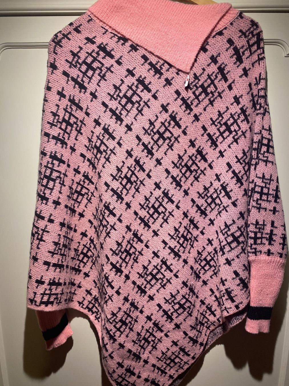 Maglioni & Felpe: %DAMEN PONCHO ROSA-SCHWARZ% – Nuovo (secondo la descrizione) da Meienried venduto da ManuelaBoutique