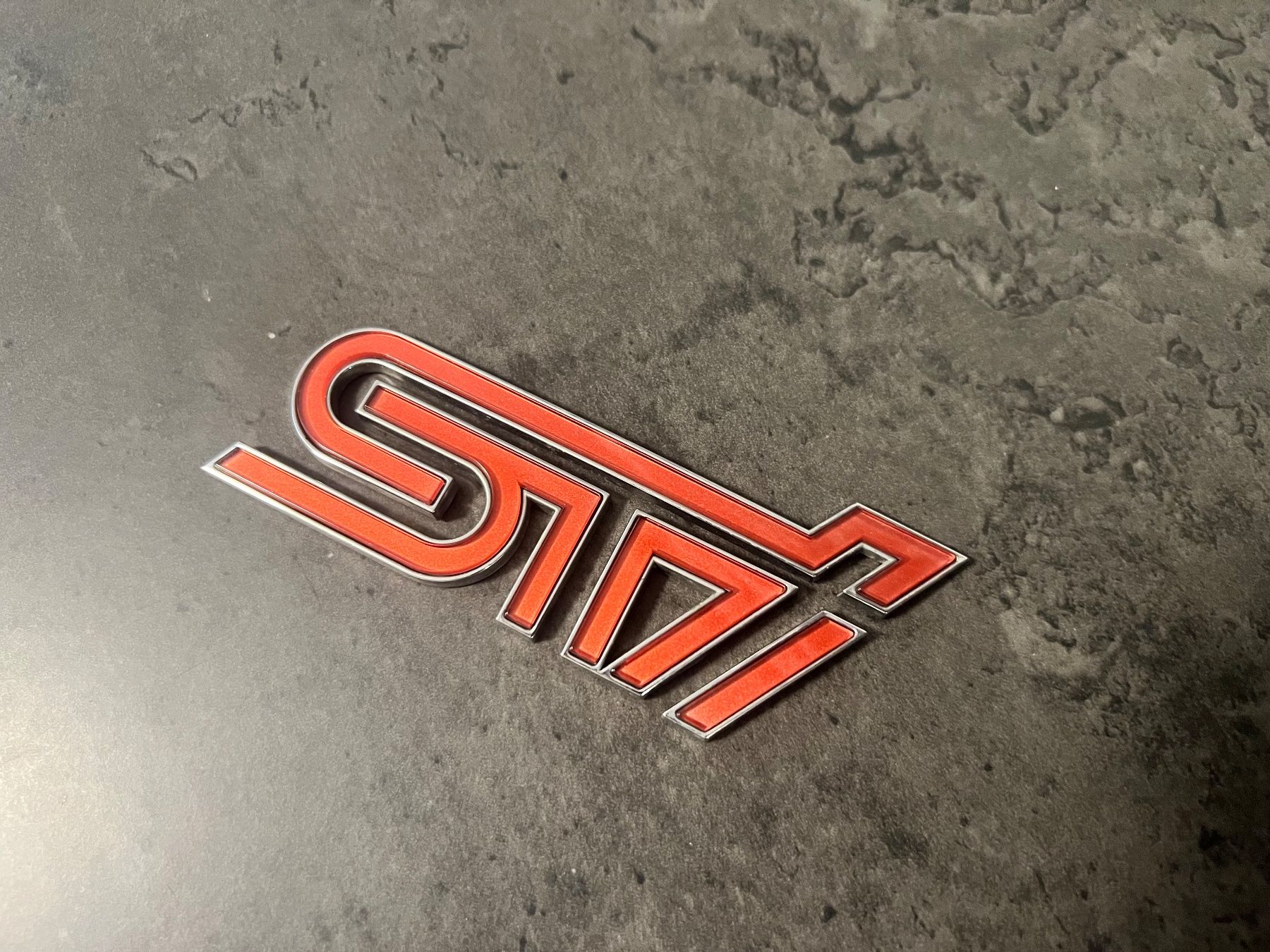 Subaru Sonstiges Fahrzeugzubehör: Subaru STI Emblemlogo rot silber – Gebraucht aus Bern von No1e 2