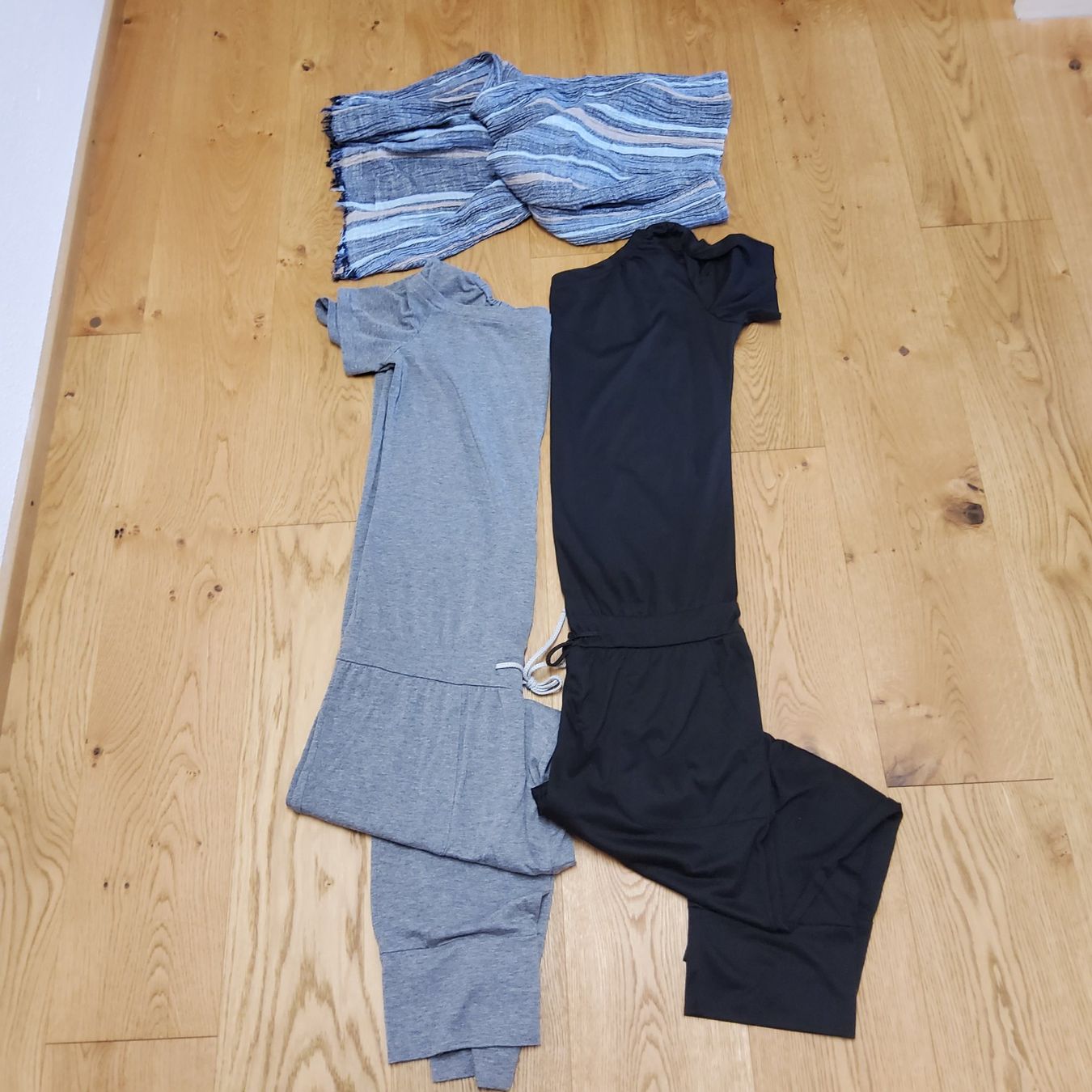 Lotti di vestiti: Kleiderpacket: Jumpsuit,  Schal – Usato da Naters venduto da 3904Naters