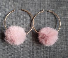 Boucles d'oreilles créoles fantaisie pompons roses Zara