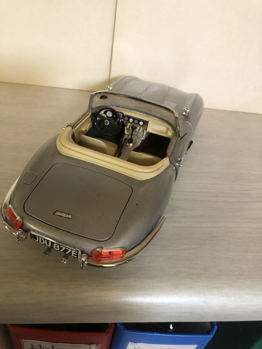 Bburago Modellini d'auto: Jaguar Typ E Cabriolet 1/18. Buraco – Usato da Belp venduto da Kbasic 4