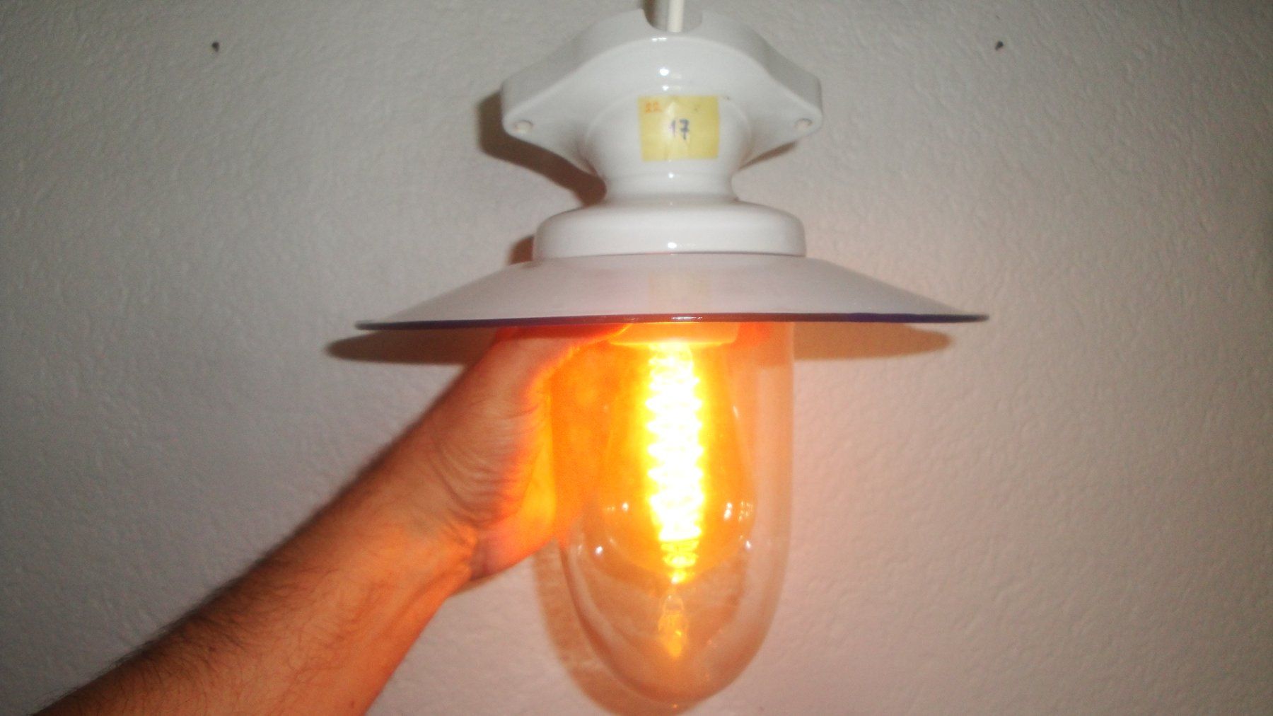 Lampade: Kellerlampe mit Emaillierter Lampenschirm – Usato da Zürich venduto da Paykan