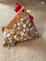 Lustiges Stoffhuhn hält die Pellkartoffeln warm