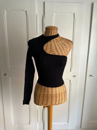BERSHKA - Oberteil schwarz mit Cut Outs XS