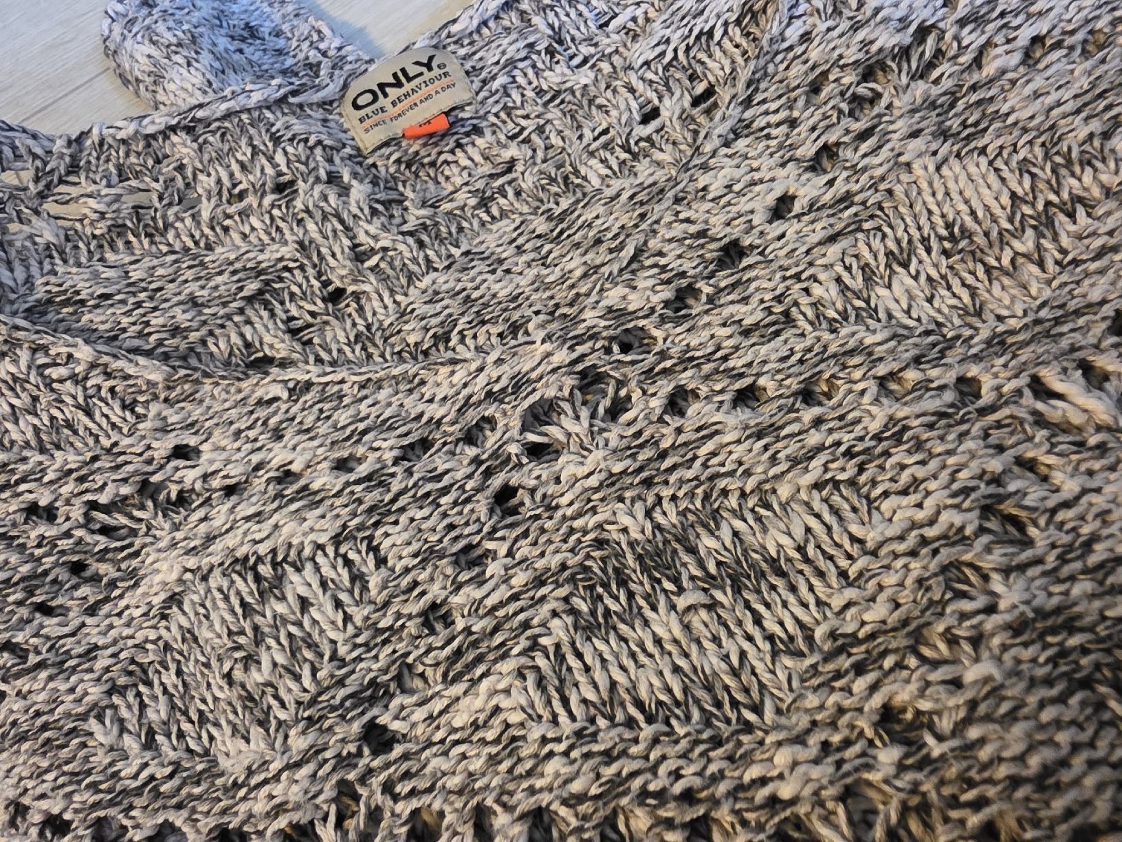 Only Maglioni & Felpe: ONLY Strickpullover Grau/Weiss, Grösse M, Top Zustand! – Usato da Wigoltingen venduto da Zuckerfee84 2