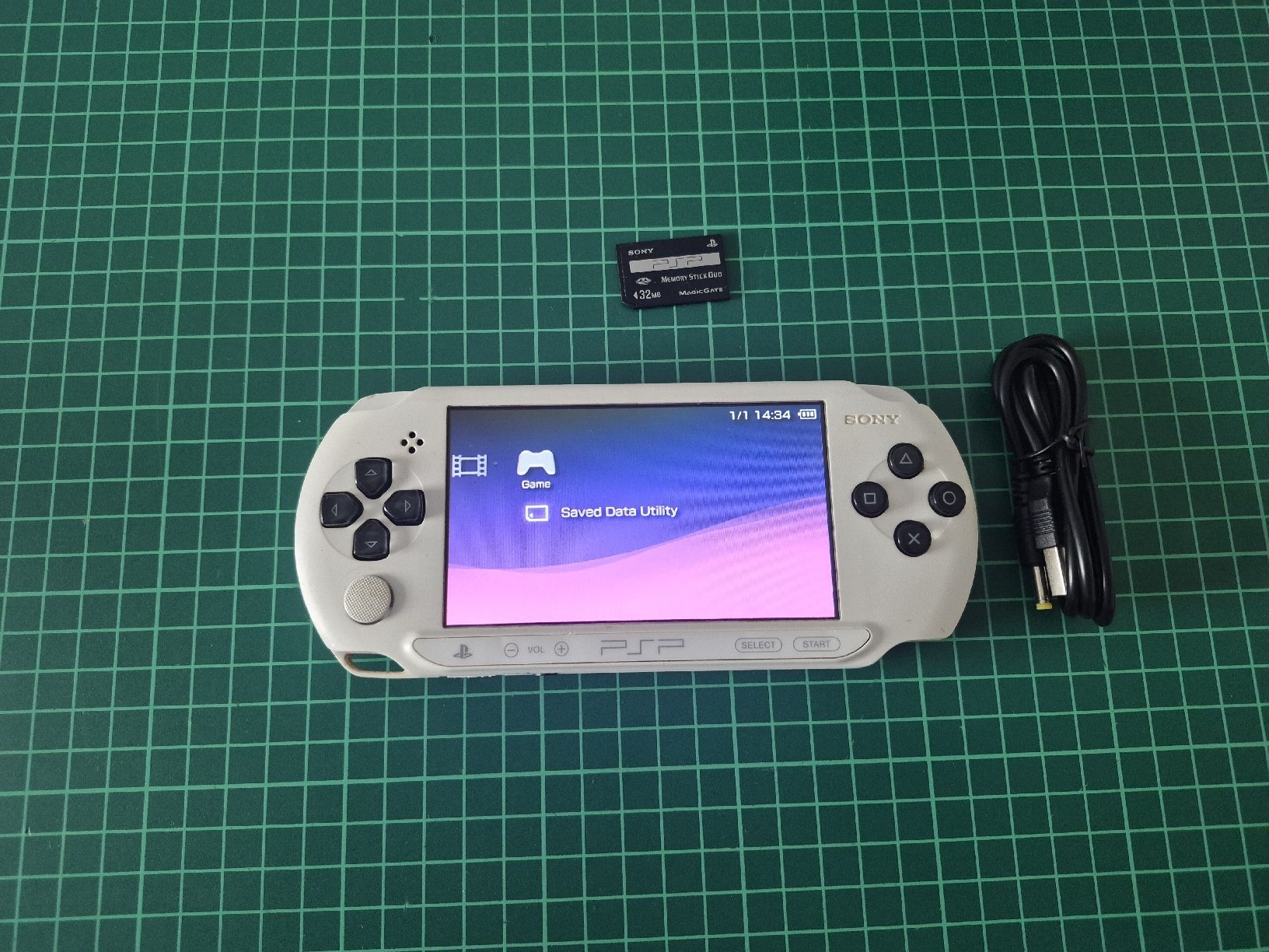 Sony Konsolen: Sony PSP Street Console White with Memory card & Cable – Gebraucht aus Meyrin von Retro-GZ