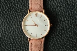 Elegante und klassische Quarz-Armbanduhr, läuft schön, 33mm