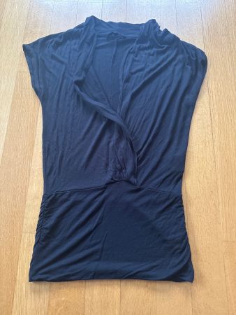 Schwarzes Top Gr. S, leicht gerafft, grosser V-Ausschnitt