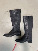 schwarze Lederstiefel