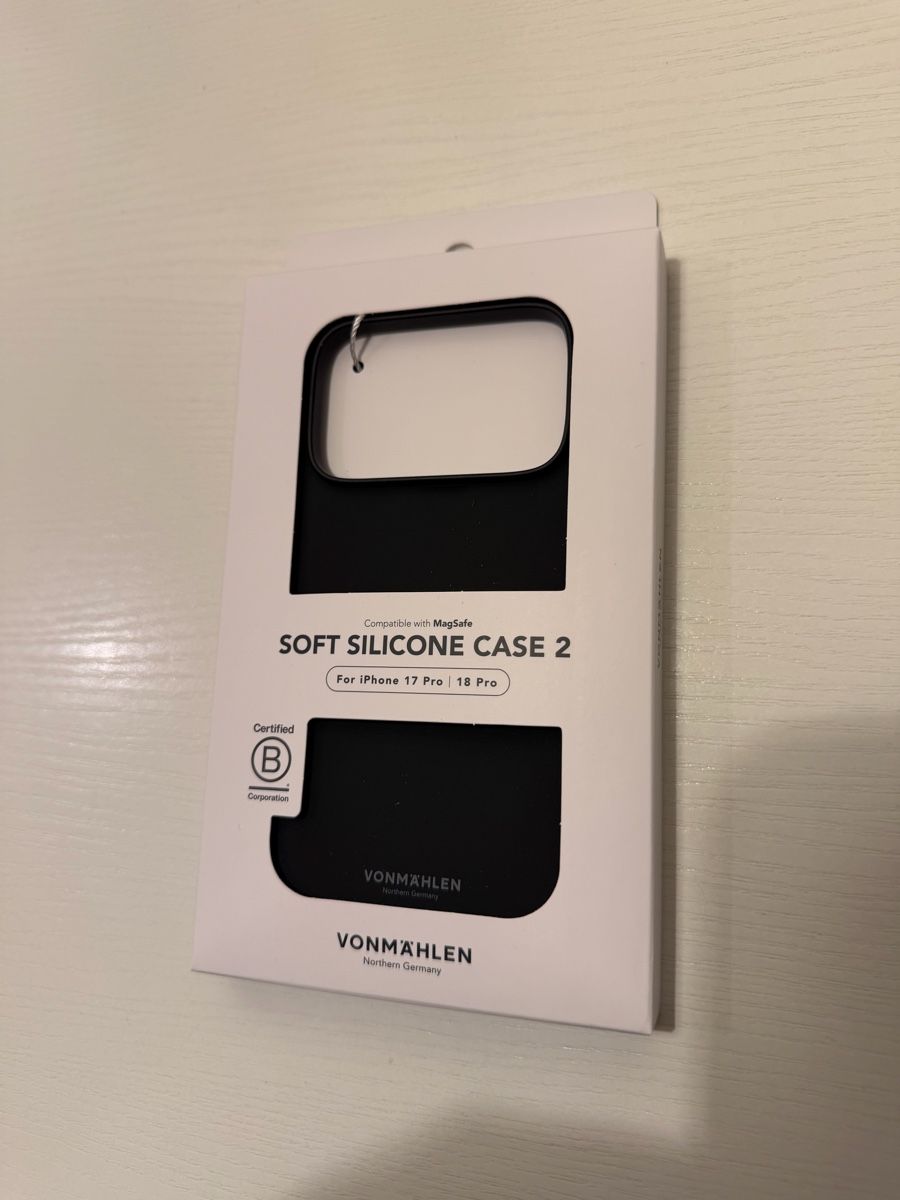 Apple Cover & Protezioni schermo: Vonmählen Silicone Case iPh 18P black – Nuovo e nell'imballaggio originale da Wädenswil venduto da Mauri-italiano