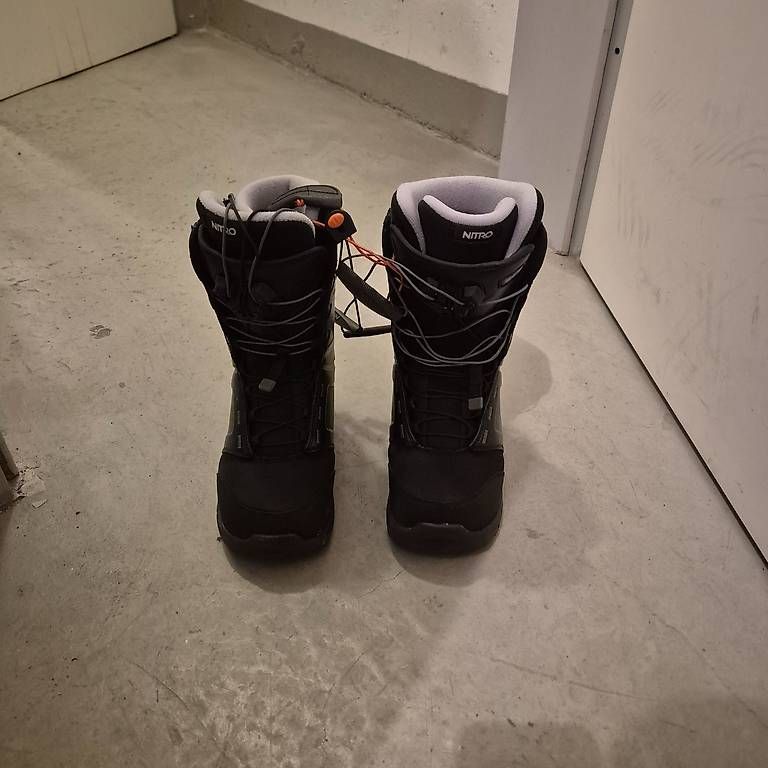 Scarpe da uomo: Neue snowboard schuhe gösse 37 – Usato da Ottikon (Gossau ZH) venduto da zbi_c7s2