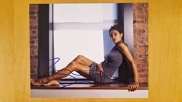 Rosario Dawson, Original Autogramm auf Grossfoto in Farbe