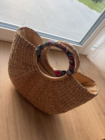Sommerliche Korbtasche mit bunten Seidentuch-Akzenten 👜