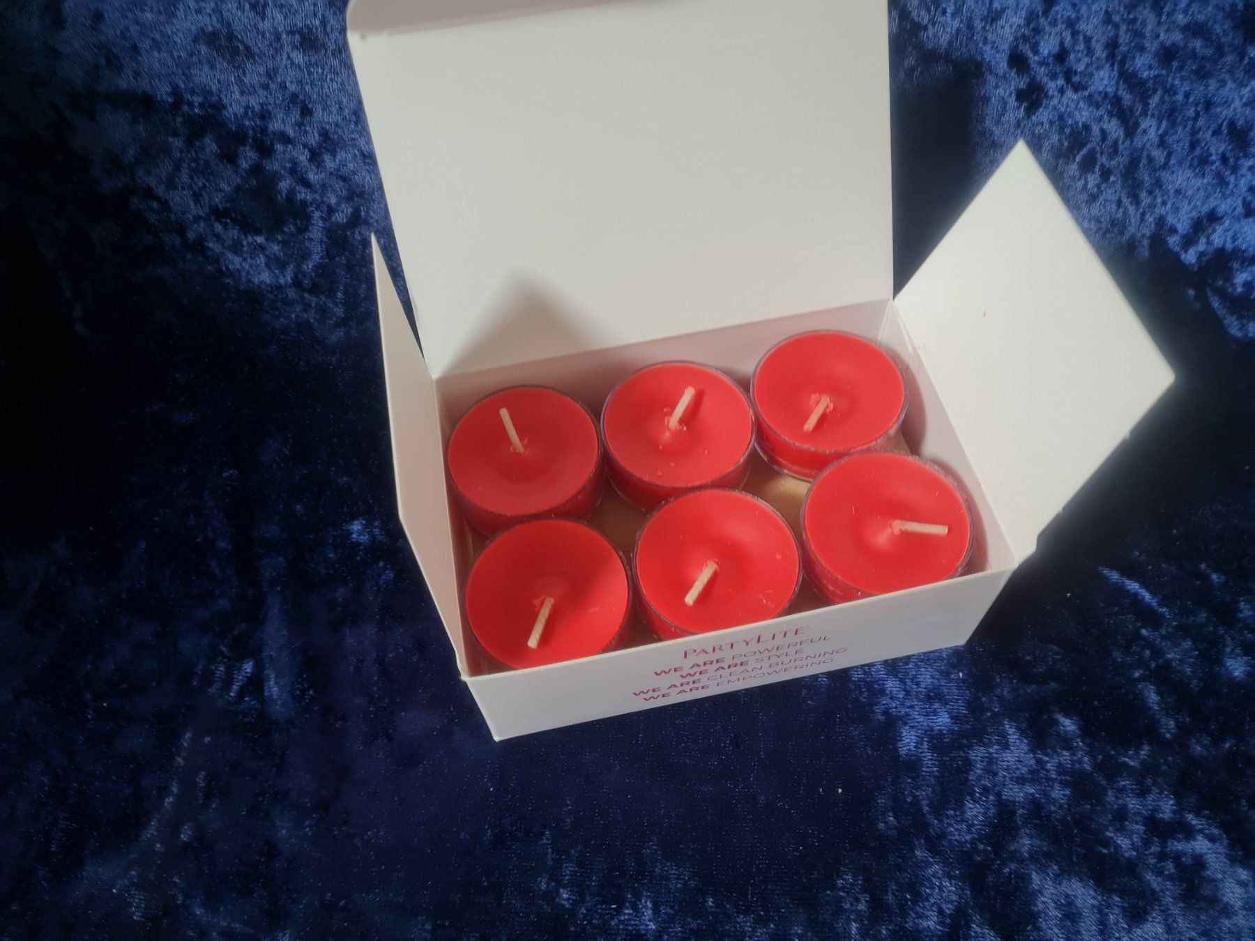 Partylite Candele: PartyLite - 12 Teelichter Merry Marashino – Nuovo e nell'imballaggio originale da Othmarsingen venduto da Kleibai