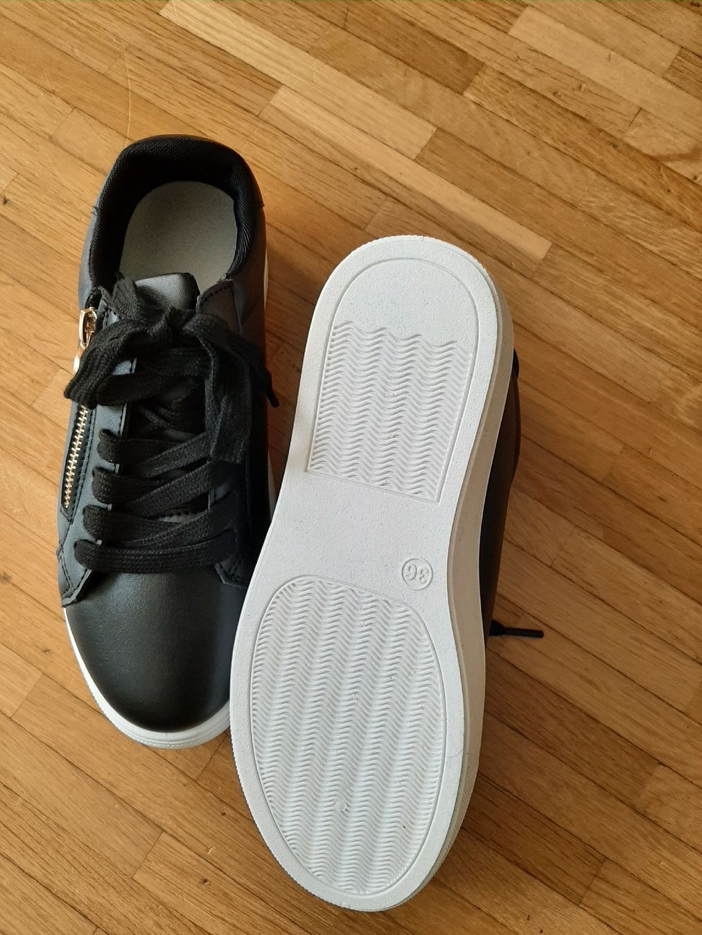 Scarpe per ragazze: Baskets noires avec fermeture éclair dorée, taille 36 – Nuovo (secondo la descrizione) da Petit-Lancy venduto da pecaesculca 2