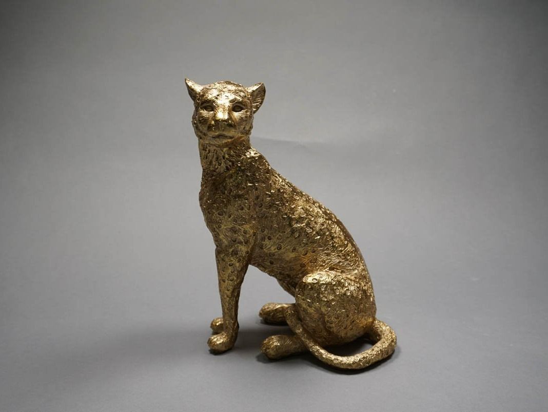 Statuette: Leopard Sitzend Gold – Nuovo e nell'imballaggio originale da Schaffhausen venduto da AtelierPudesco