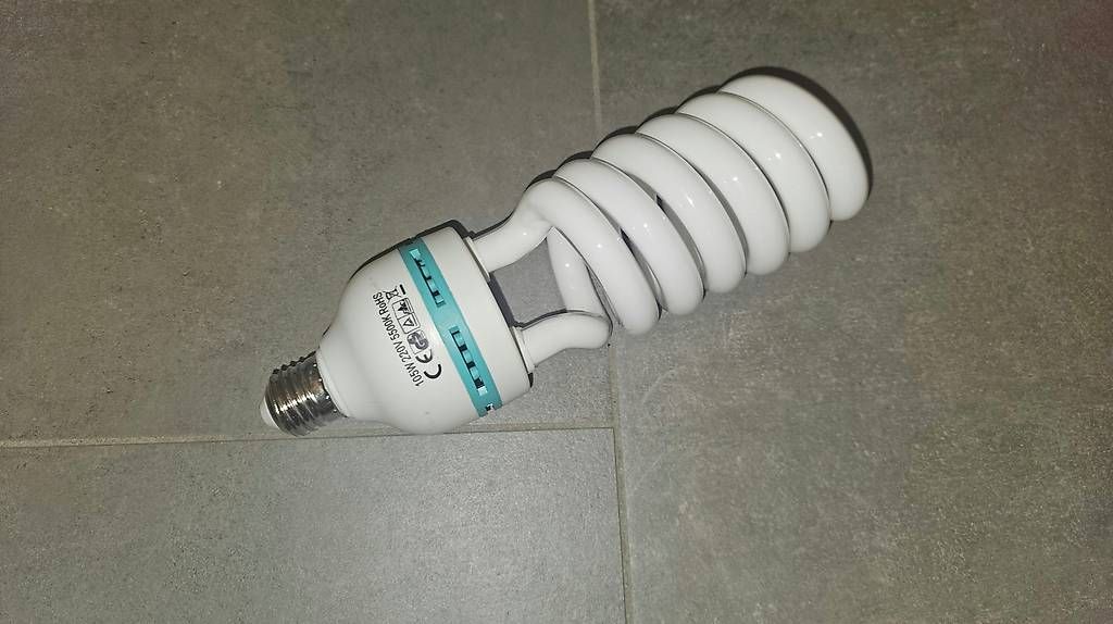 Lampade: 105W Dauerlicht mit 40cm Softbox und Stativ – Usato da Luterbach venduto da akvp17 4