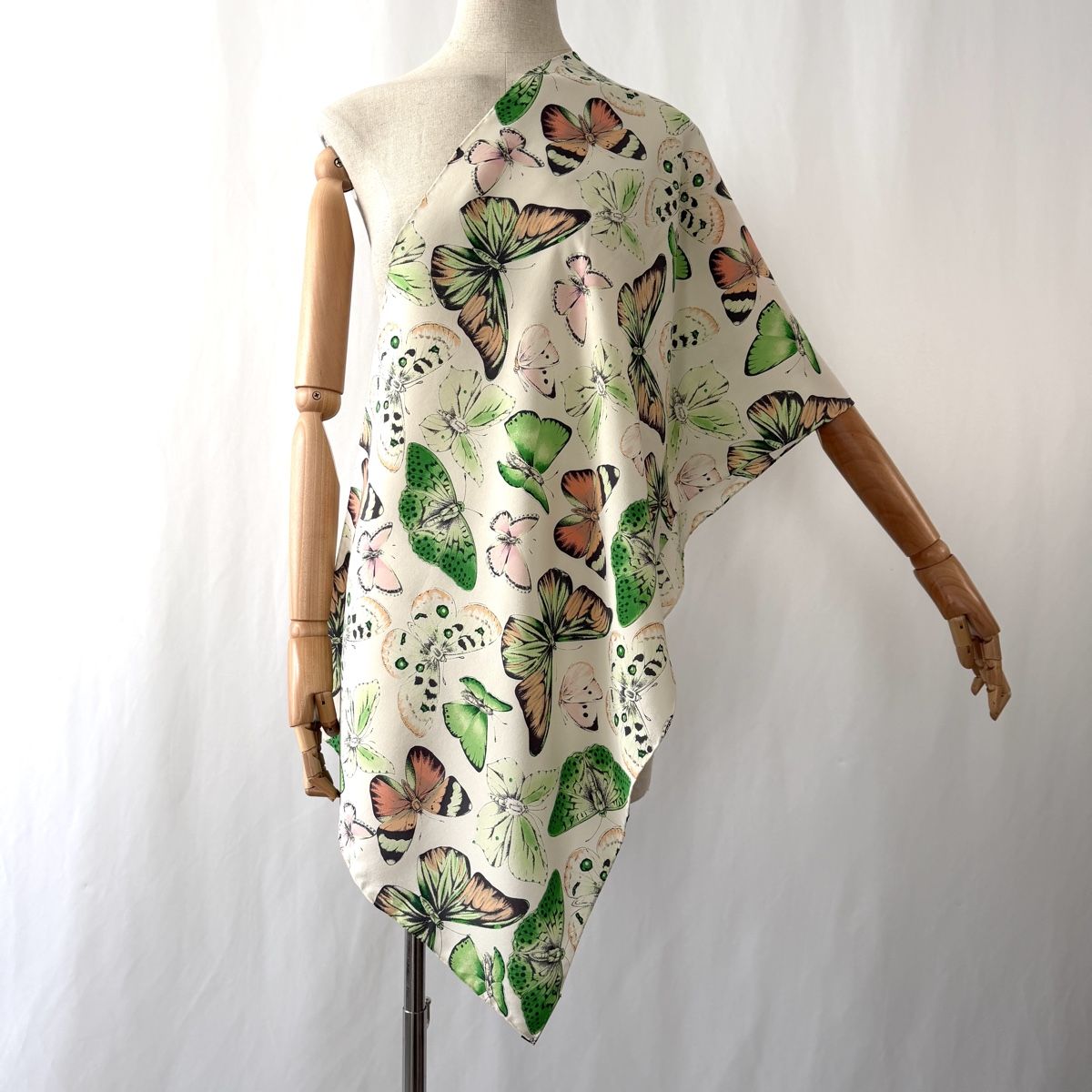 Fabric Frontline Foulard & Sciarpe: FABRIC FRONTLINE Silk Scarf – Usato da Freienbach venduto da Avviivva_Shop 1
