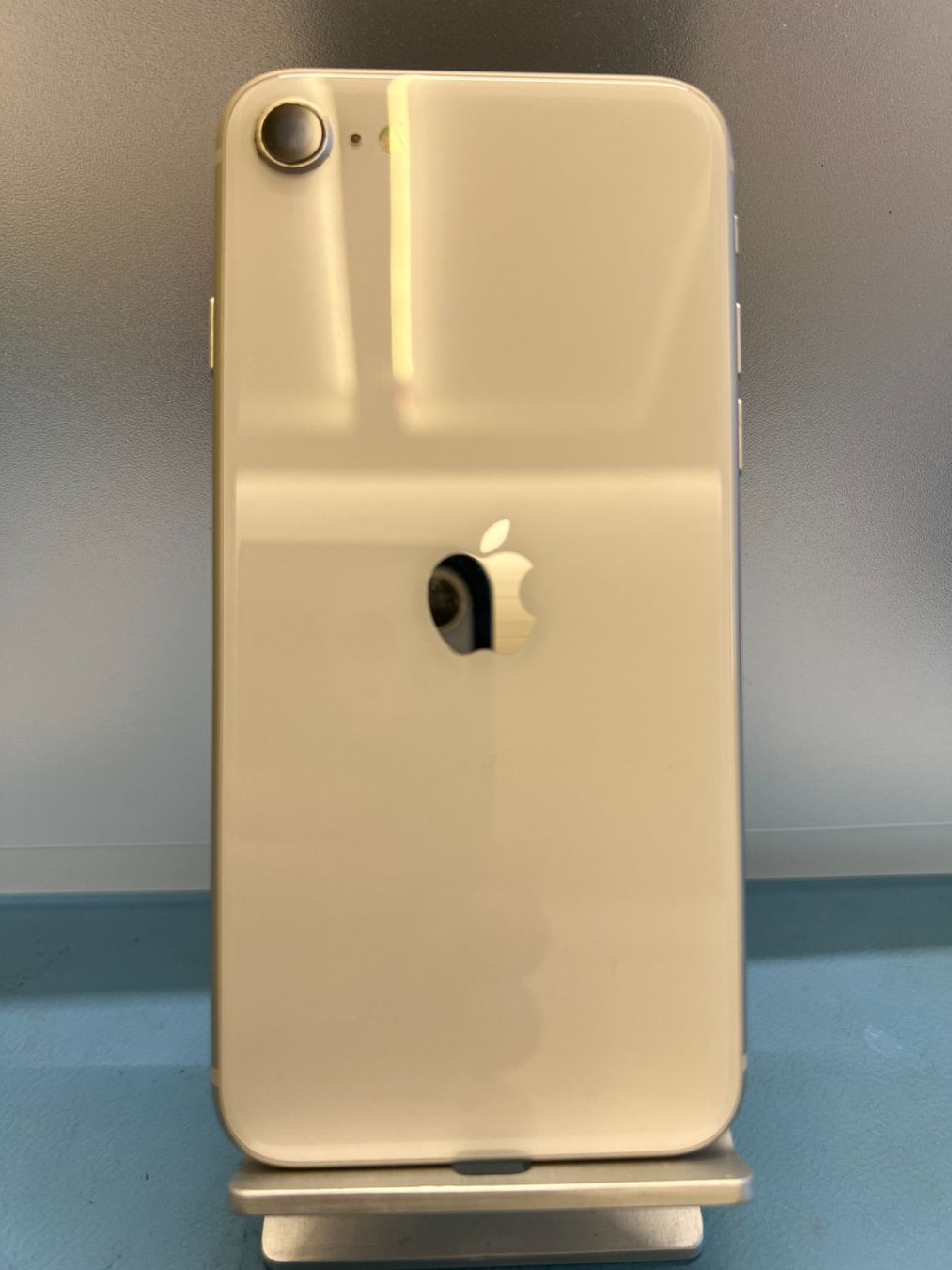 Apple Telefoni cellulari / Smartphones: iPhone SE (3e génération) 64GB Blanc – Usato da Sonceboz-Sombeval venduto da com_dt7m 4