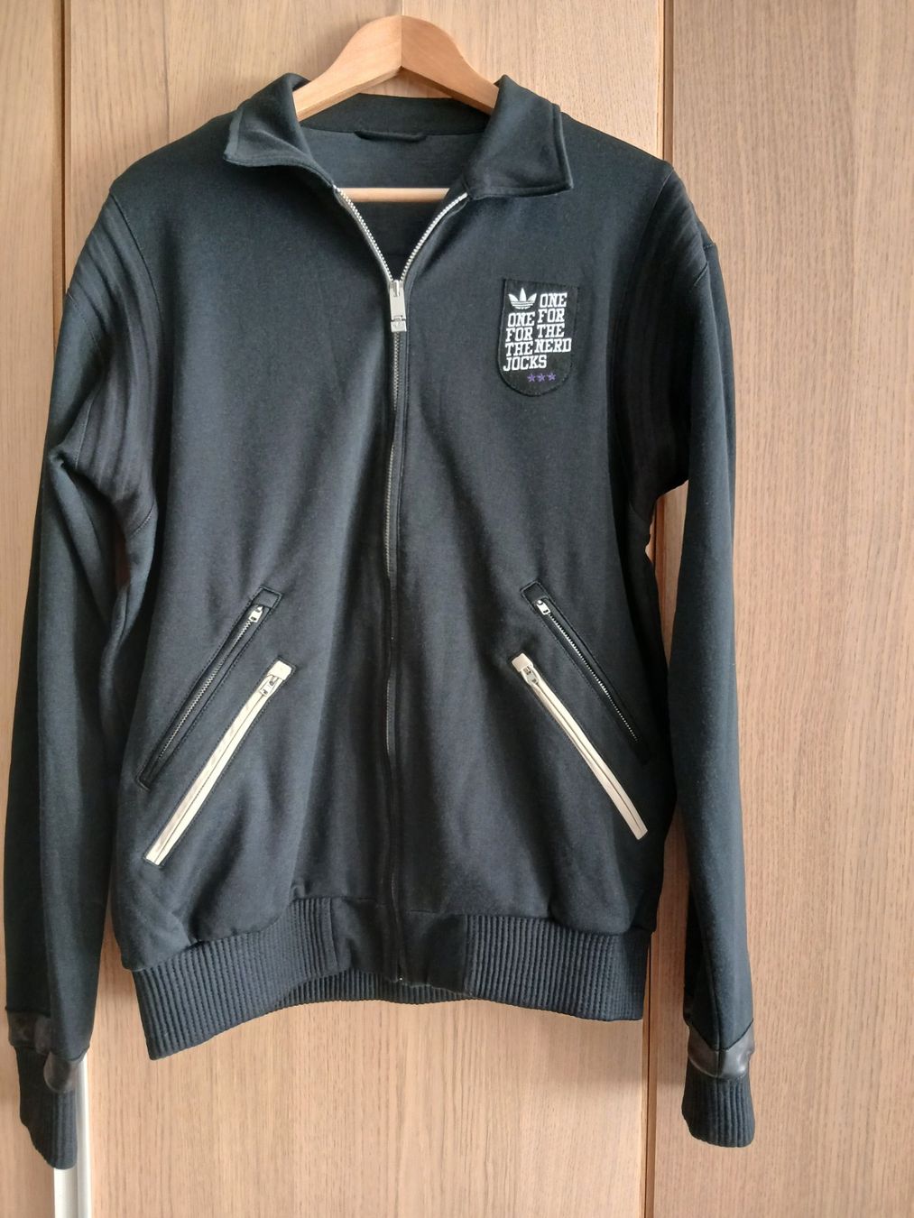 Adidas Giacche: Veste Adidas  badge "One for the nerd jocks" taille M – Usato da Satigny venduto da Asaksa 1