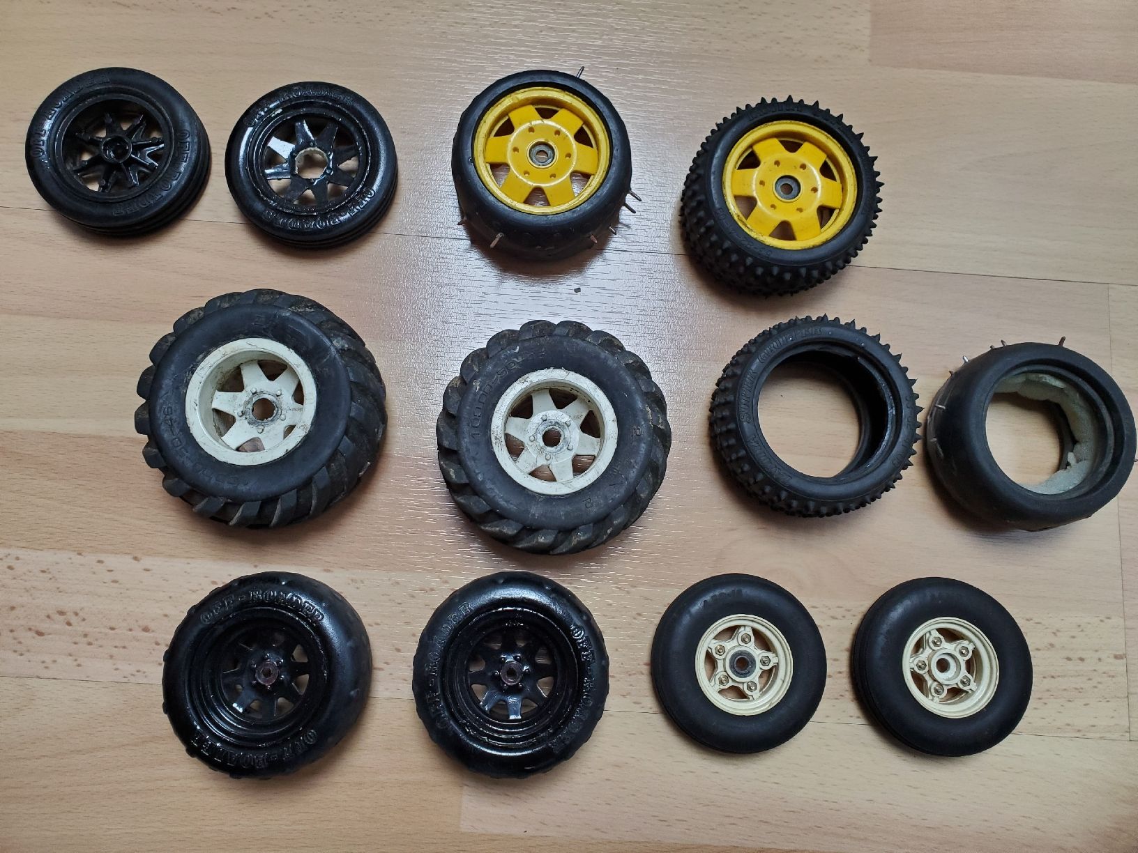 Modellismo RC: RC Reifen Set, verschiedene Marken – Usato da Lanzenhäusern venduto da Ulika 1