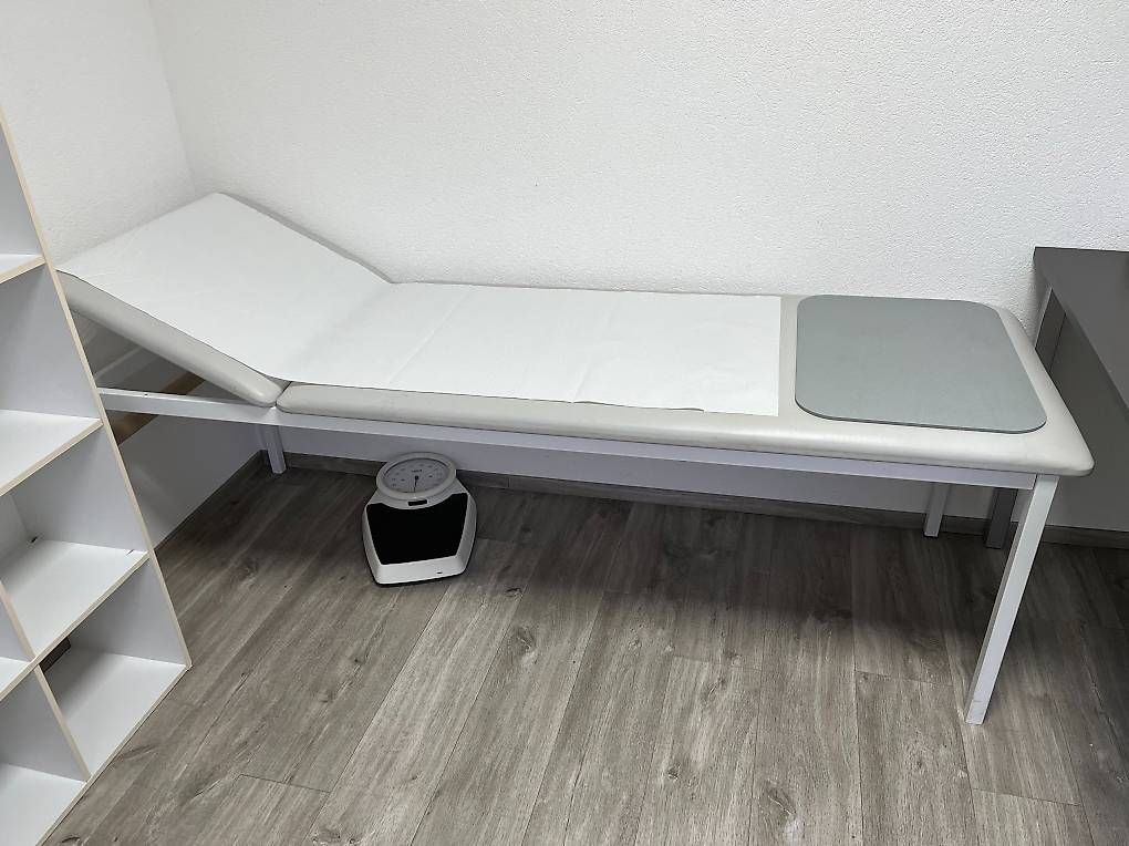 Lettini & sedie per cosmetici: Lit d'examen médical – Usato da Chézard-St-Martin venduto da mar_mv7g