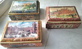 3 dekorative Blechtruhen & 4 Dosen mit historischen Motiven