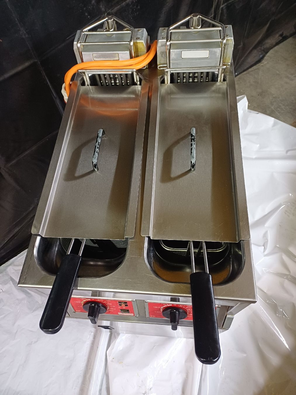Frifri Küchengeräte: Frifri Elektro-Standfritteuse BASIC+ 422 Doppelbecken – Gebraucht aus Triengen von R.port96 2