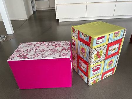 Hocker grün & pink je 19 CHF, zusammen CHF 36