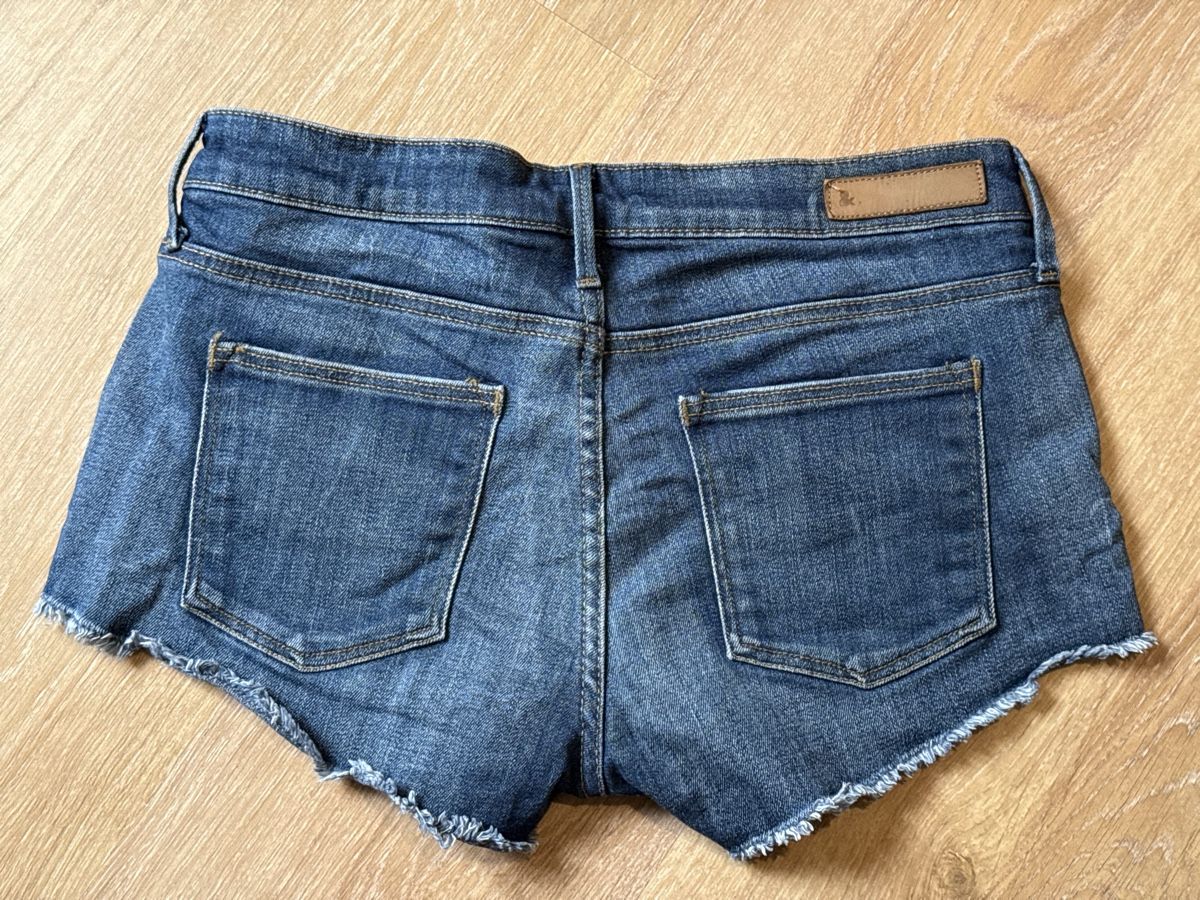 H&M Jeans: Mini short jeans H&M, t.34/XS – Gebraucht aus Tavannes von Thriftshop 1
