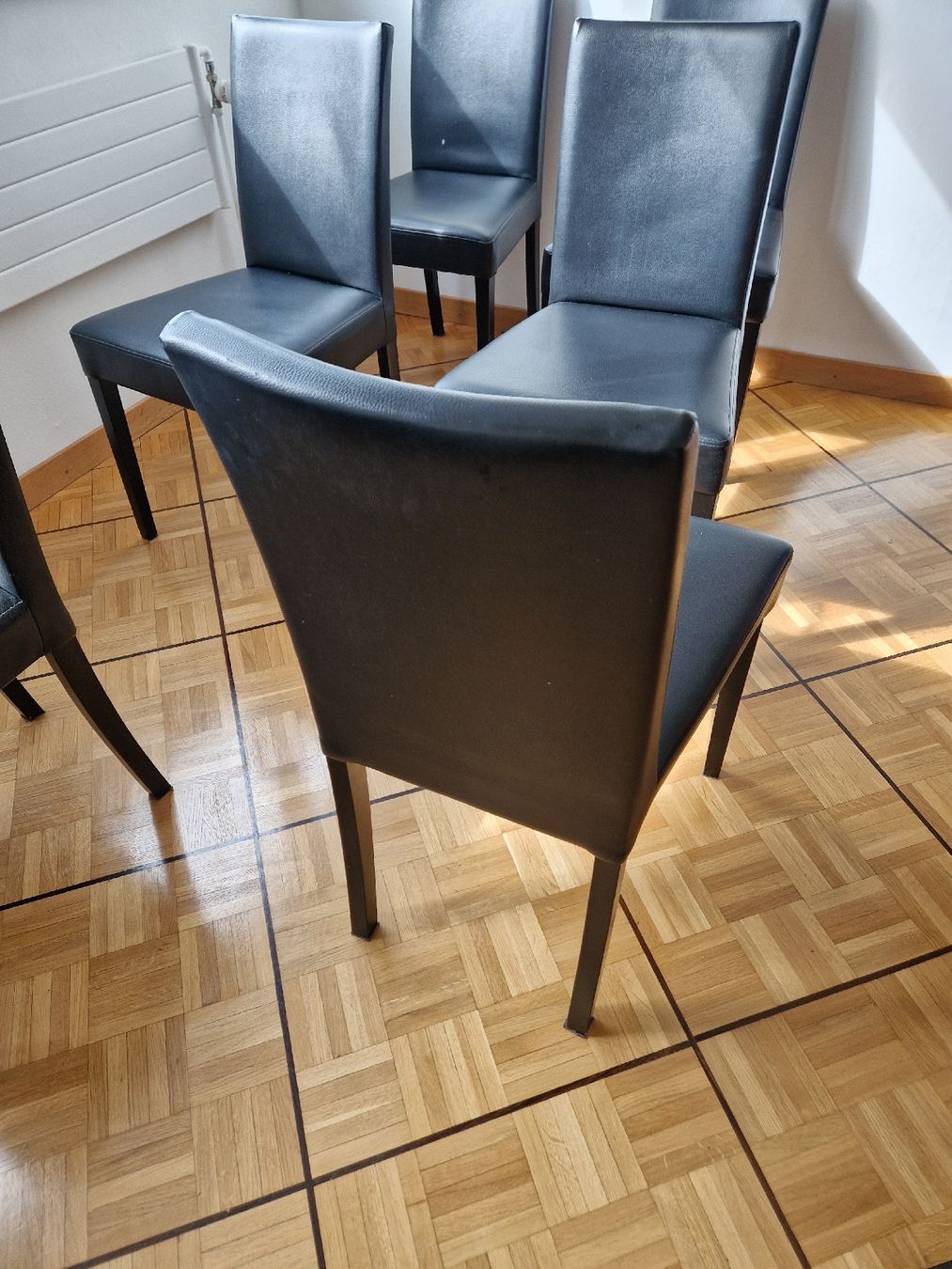 Sedie: Lot de 7 chaises en cuir noir – Usato da Petit-Lancy venduto da zes_6jhm 4