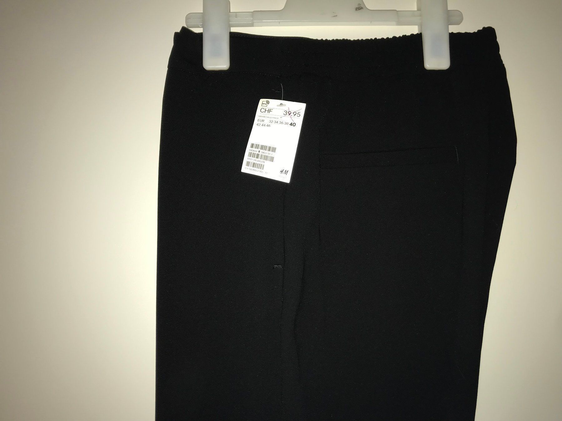 H&M Pantaloni: Damenhose schwarz – Nuovo e nell'imballaggio originale da Zumikon venduto da Uranus88 1