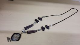 Modische Halskette, violett-schwarz, Herbst-Look,