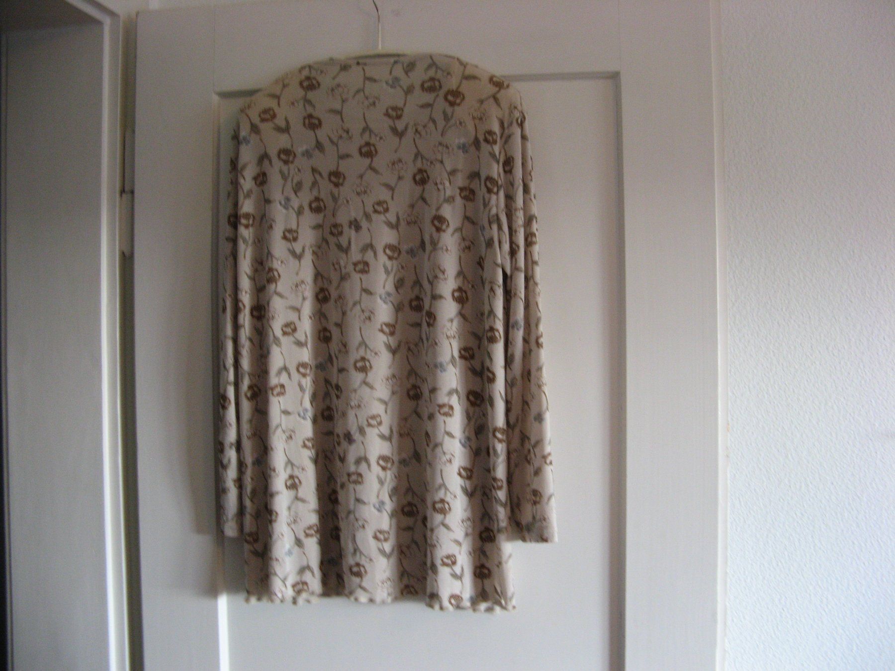Blusen: Shirt Bluse Gr. 42 mit Schulterpolster – Gebraucht aus Zürich von apil 2