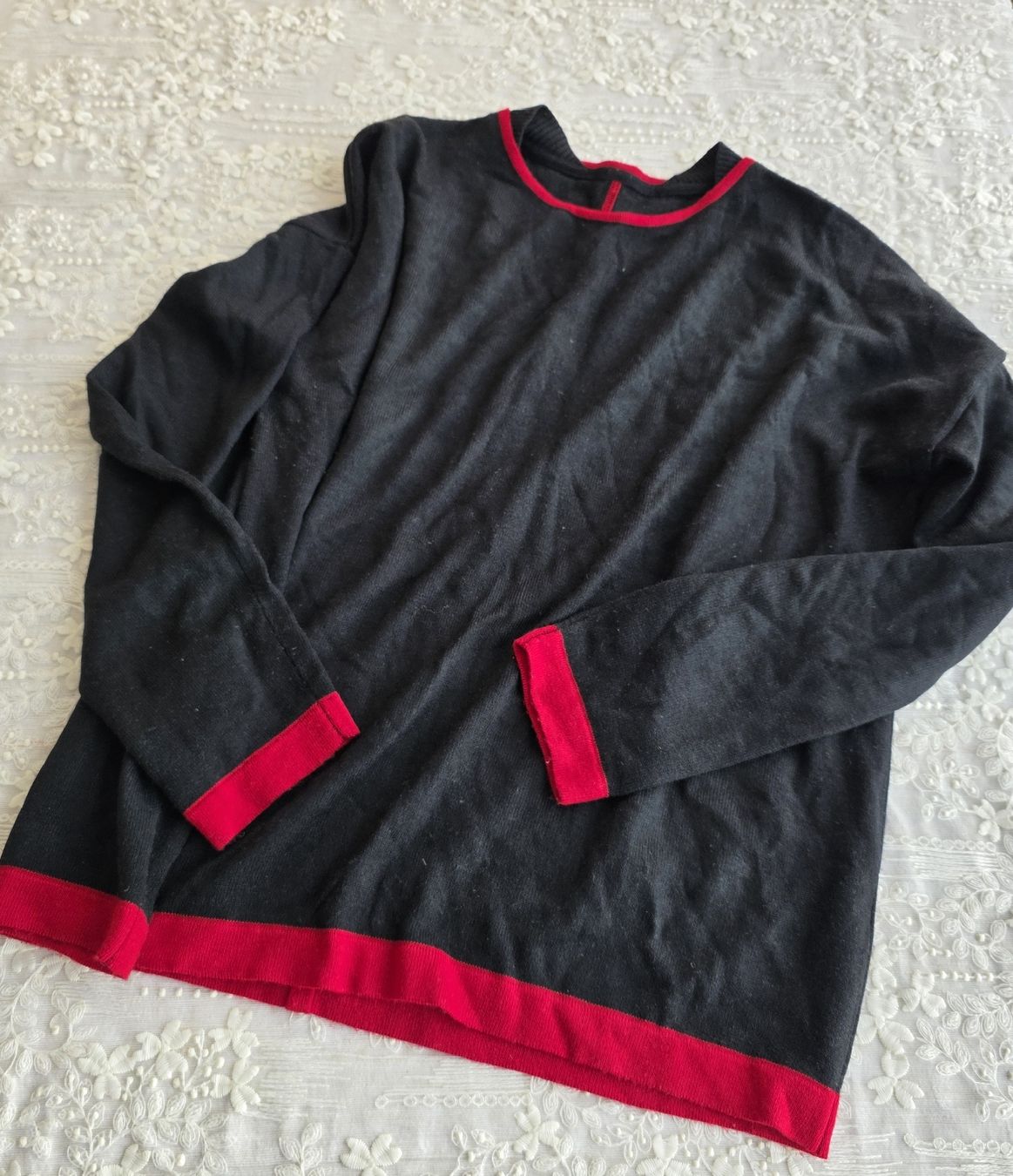 Maglioni & Felpe: Schwarzer Strickpullover mit roten Details, Grösse L – Usato da Rheinsulz venduto da Gilea 4