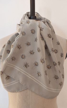 Seidenfoulard grau Motiv Edelweiß