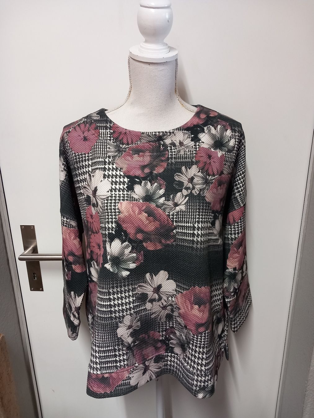 Pullover & Sweatshirts: SANI BLU Pullover Gr.42, Karo, Blumen, Top Zustand! – Gebraucht aus Gwatt (Thun) von umwelt-brocki