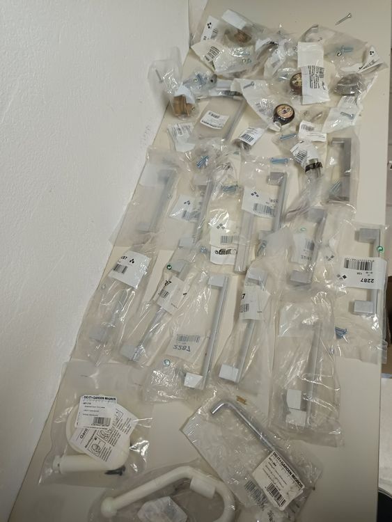 Ferramenta: Diverses neue Möbelgriffe – Nuovo e nell'imballaggio originale da Buchs SG venduto da sem_vd5r
