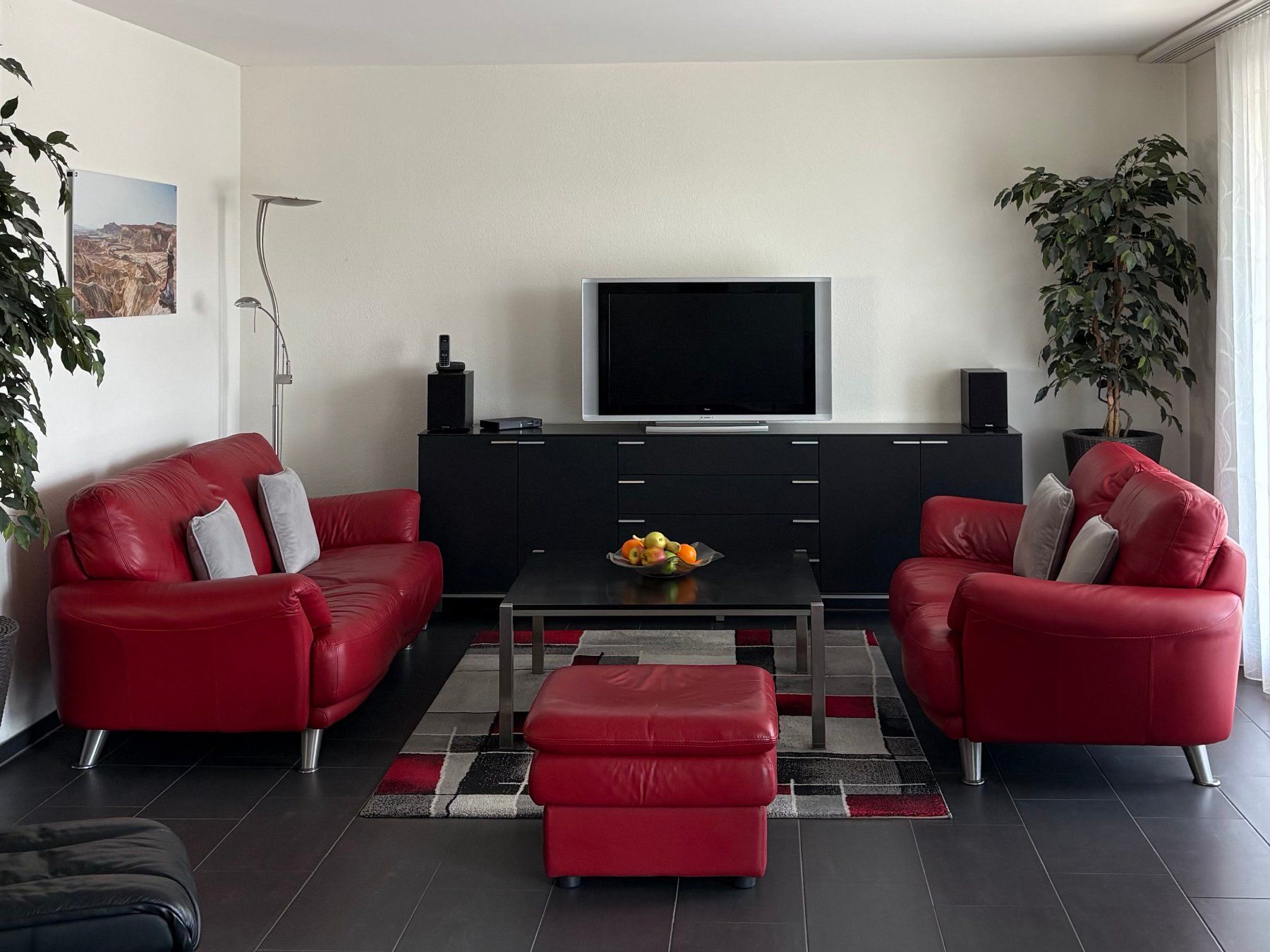 Sofas: 2 Ledersofas mit Hocker und Teppich – Gebraucht aus Rorbas von bernad02