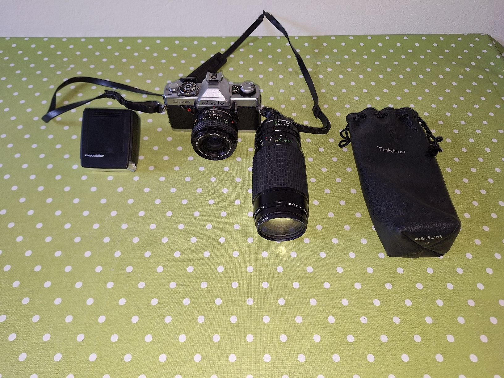 Minolta Fotocamera: Analog Minolta Kameras mit Zoom Objekte und Flasch – Usato da Riehen venduto da MaestroImperatore