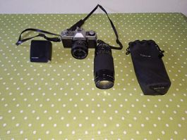 Analog Minolta Kameras mit Zoom Objekte und Flasch