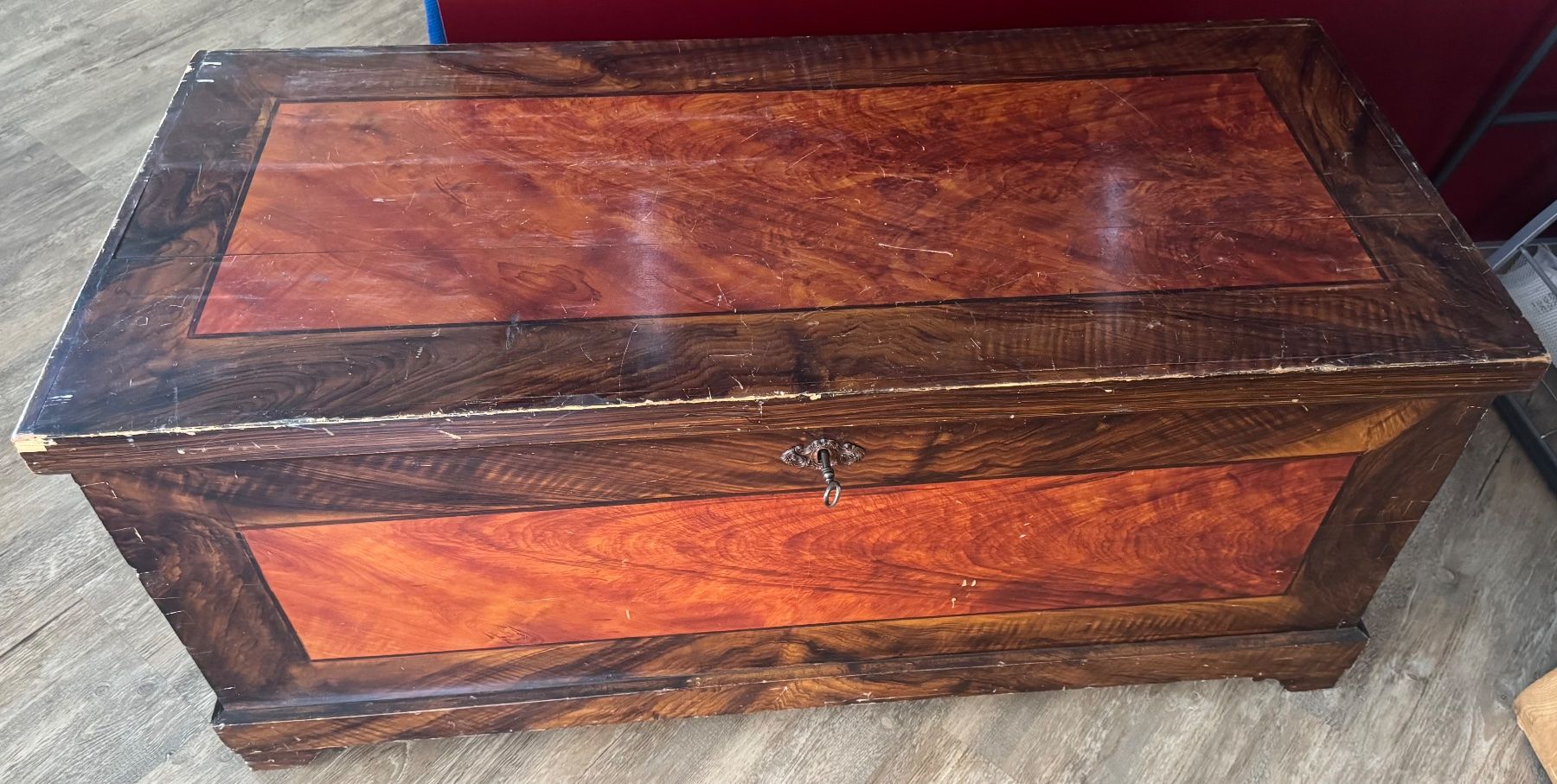 Cassapanche: Holztruhe mit ornamentiertem Schloss – Usato da Reichenburg venduto da rhe74