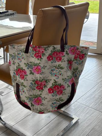 Geräumige Stofftasche mit Blumenmuster und Ledergriff